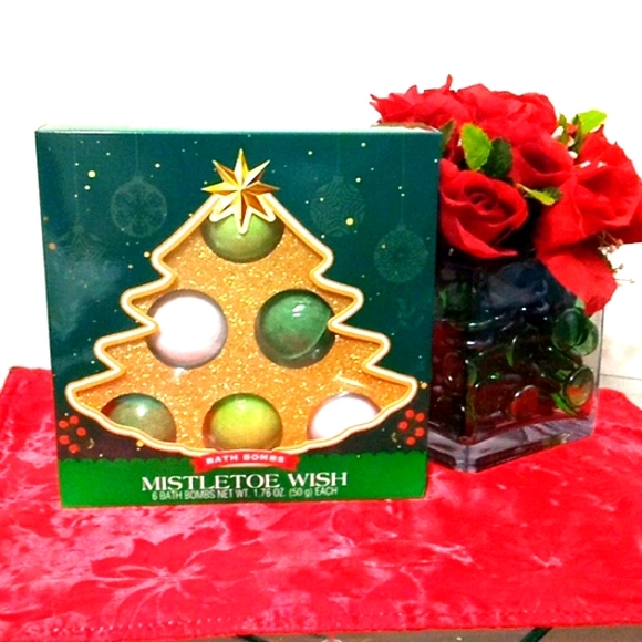 NWT🎁FREE GIFT INCLUDED 🎁 NIB Mistletoe Wish Bath Bombs - Picture 1 of 11